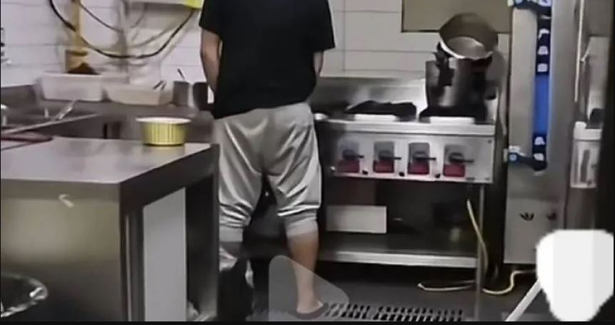 拚图)店长厨房小便 成都火锅名店停业