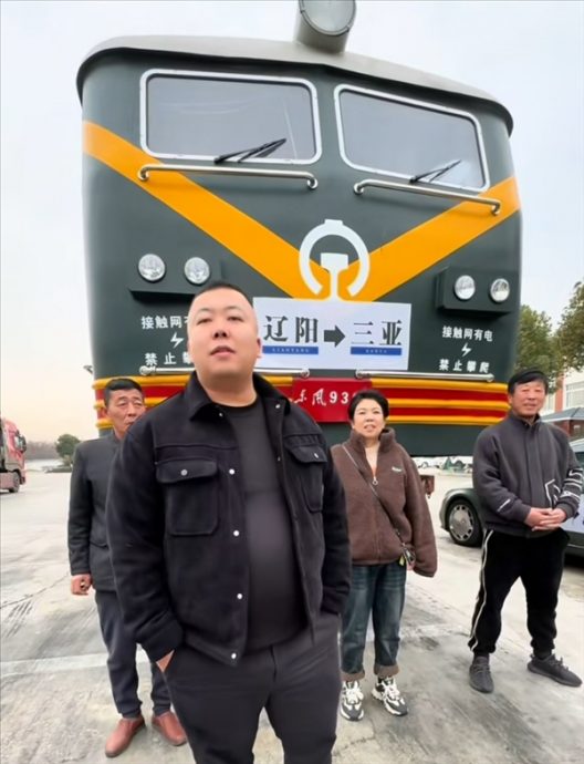 拼图两图)东北汉“火车开上马路” 带父母自驾到三亚过年