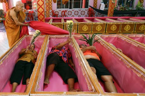 拼盘 未签 泰国民众躺棺求转运 为来年祈求新气象