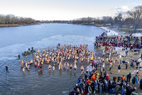 拼盘∕（未签） 匈牙利冬泳迎接新年