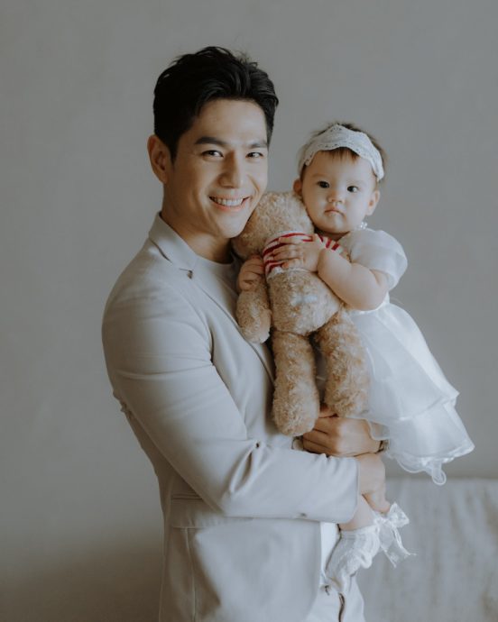 揪1岁女儿拍全家福 祖雄带妻女返马度假