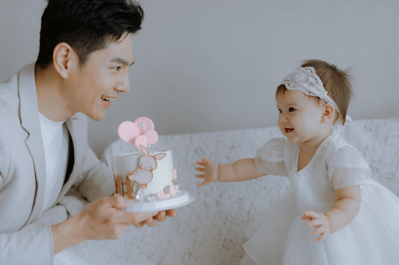 揪1岁女儿拍全家福 祖雄带妻女返马度假