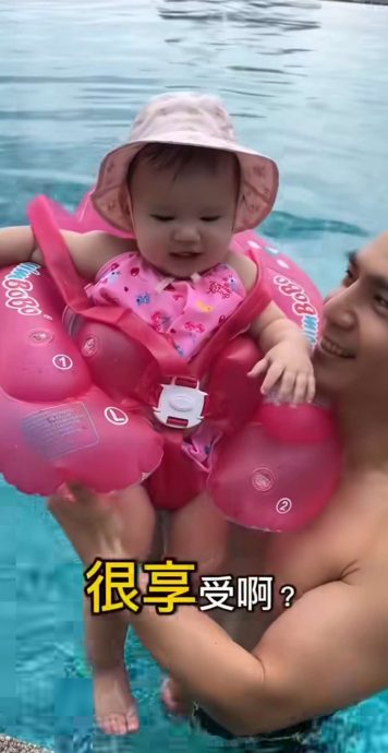 揪1岁女儿拍全家福 祖雄带妻女返马度假