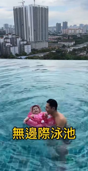 揪1岁女儿拍全家福 祖雄带妻女返马度假