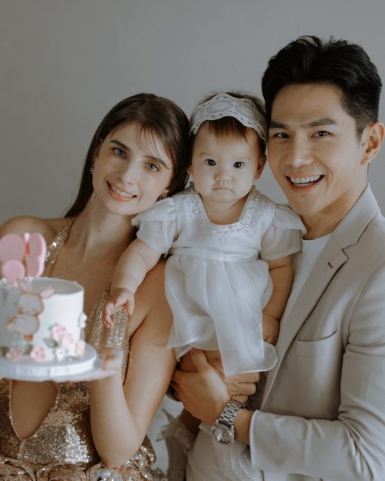 揪1岁女儿拍全家福 祖雄带妻女返马度假
