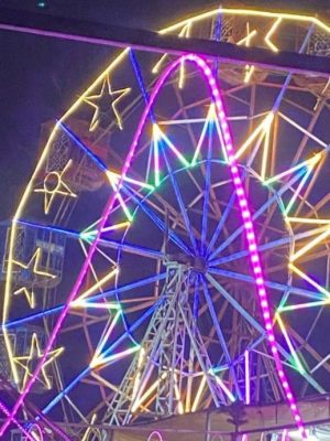 摩天轮座舱螺丝松动 高空坠落3少女重伤