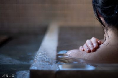 朝鲜高中生澡堂大开“性爱群交趴”！　3男3女极乐多人运动