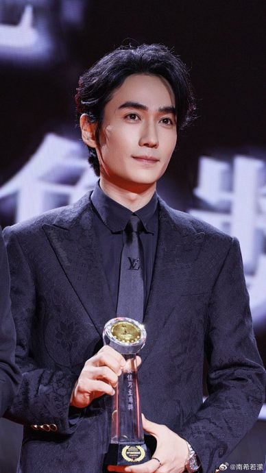 朱一龙封影帝传临时加奖给黄子华 粉丝不满轰大会不尊重