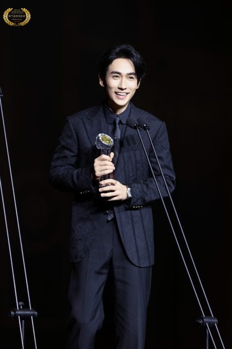 朱一龙封影帝传临时加奖给黄子华 粉丝不满轰大会不尊重