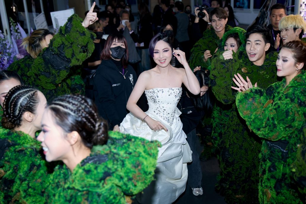 杨千嬅罕晒全家福 12岁儿像足丁子高