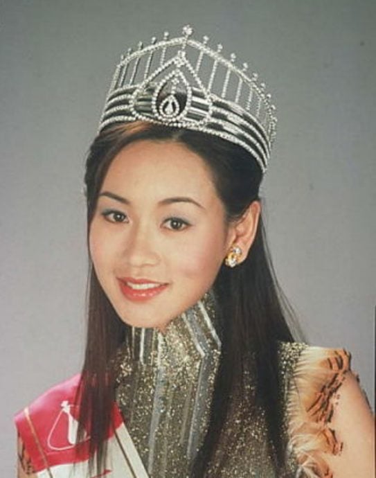 杨思琦凌晨开直播 情绪失控泪流满脸