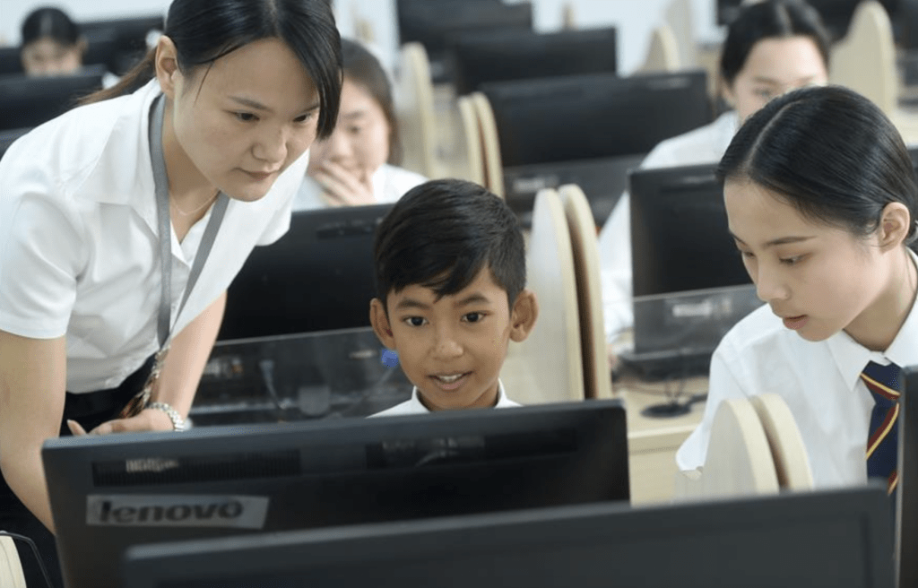 柬埔寨男童家贫街上摆摊 14岁懂16国语言爆红 长大后现况曝光