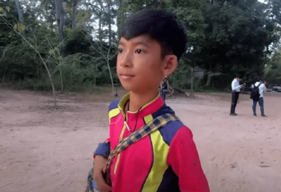 柬埔寨男童家贫街上摆摊 14岁懂16国语言爆红 长大后现况曝光