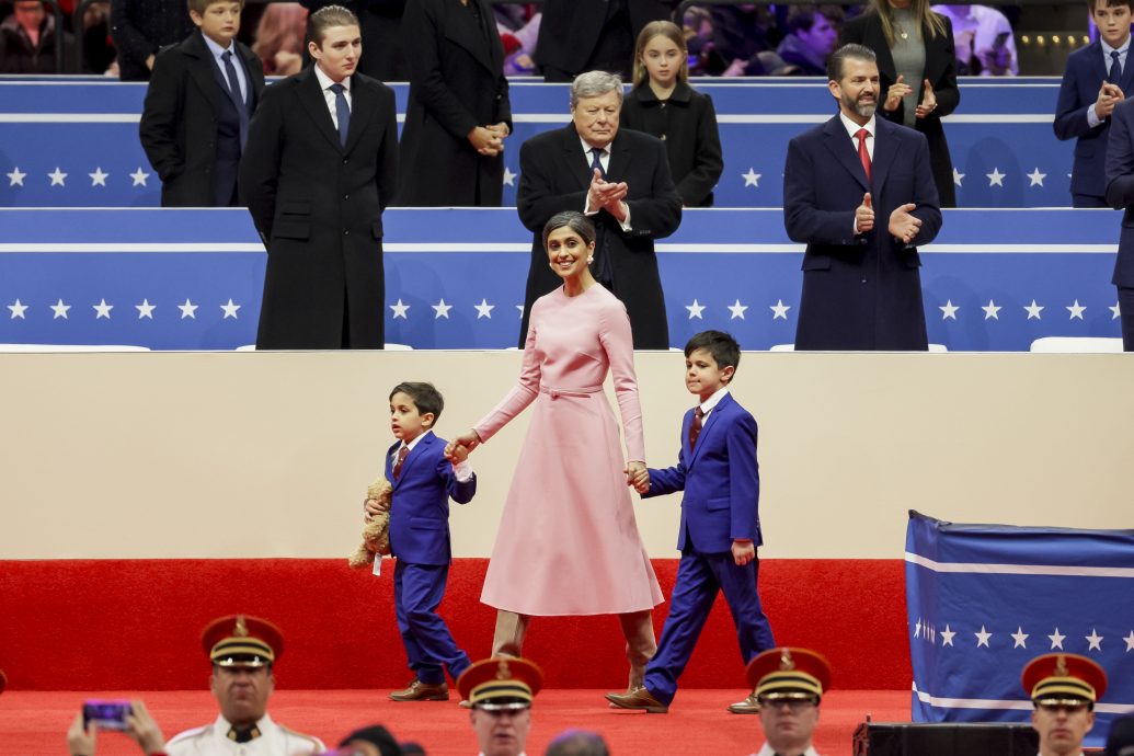 梅兰妮就职服装引热议 网民：「神偷卡门」？参加丧礼？