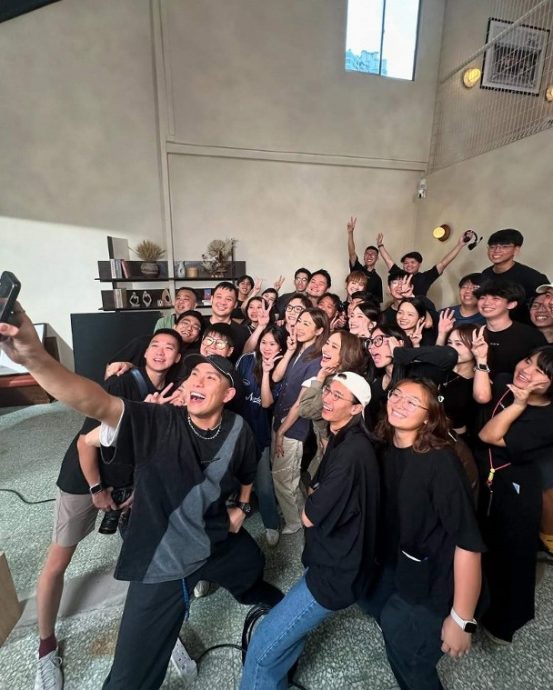 正式收工过年 胡定欣在马吃榴梿庆功