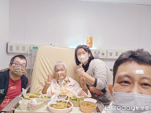 母车祸住院忧无法回家过年 子女带年夜饭到病房庆团圆