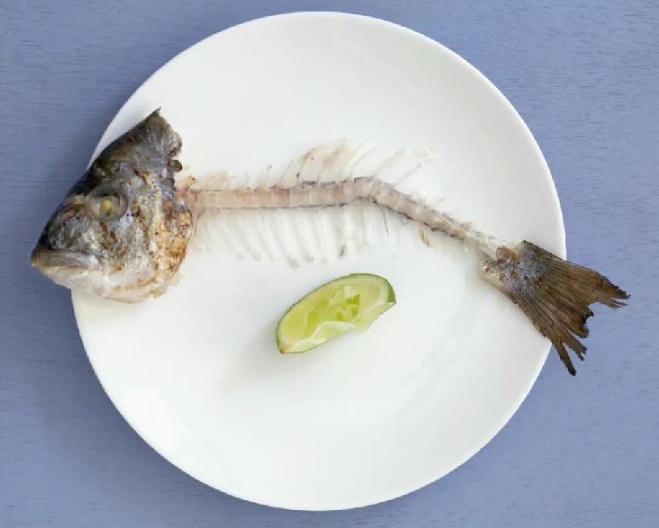 求真／鱼刺卡喉用吞馒头喝醋“民间疗法”，医师：或增加取出鱼刺难度