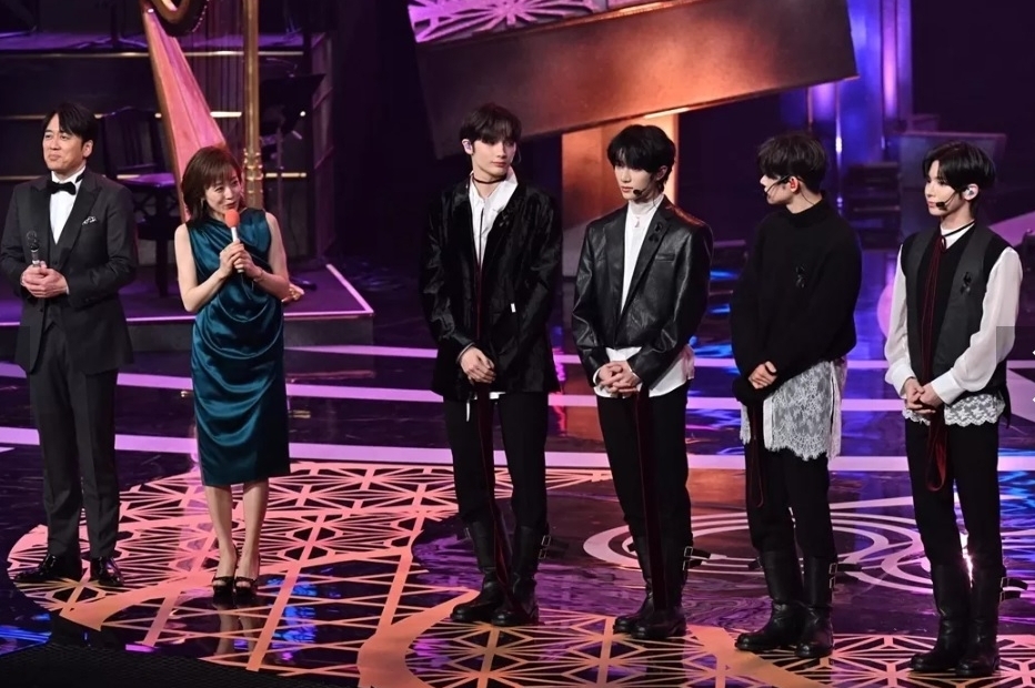 滨崎步隔21年登日唱片大赏舞台 NewJeans黑丝带悼念空难死者