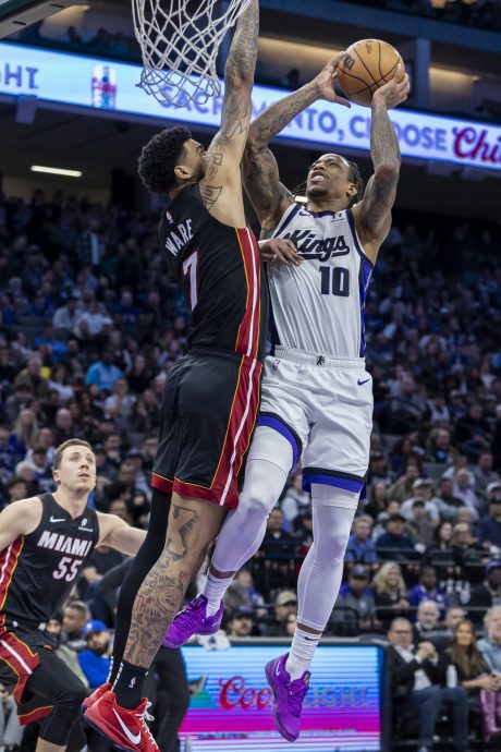 爱德华兹最后4分钟狂轰13分 木狼本赛季三杀快艇