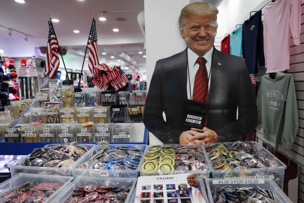 特朗普1月20日就职　店舖放满纪念品