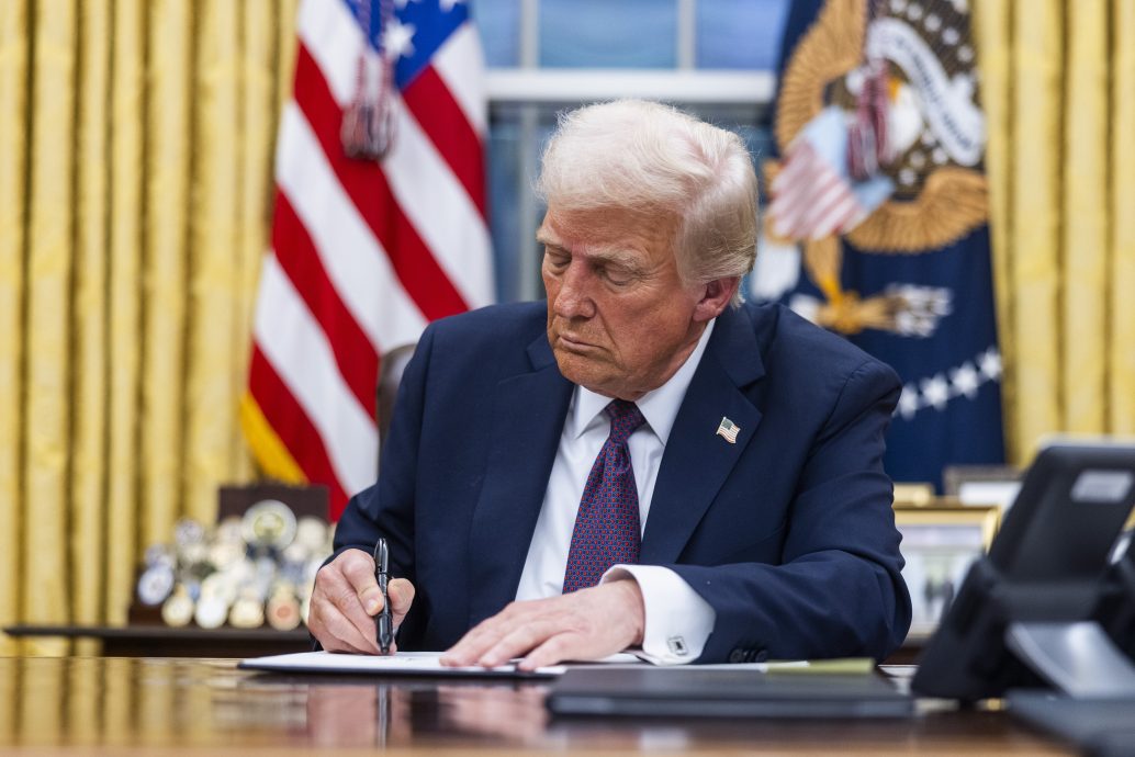 特朗普签署行政令 废除出生公民权