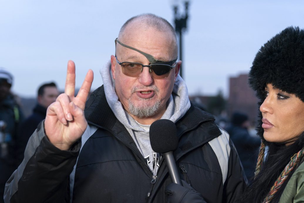 特朗普赦免国会暴动者   数百人出狱 民主党：可耻 