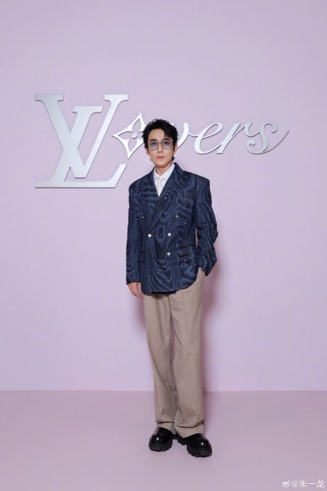 王鹤棣晒3人合照疑只P自己 王嘉尔太“素”被误认星爷
