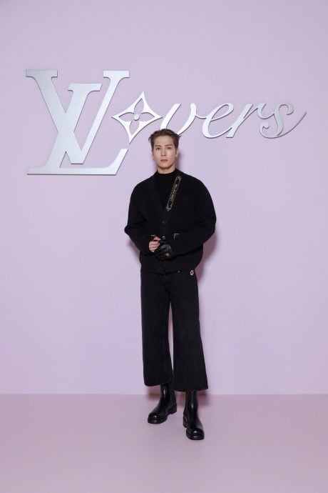 王鹤棣晒3人合照疑只P自己 王嘉尔太“素”被误认星爷