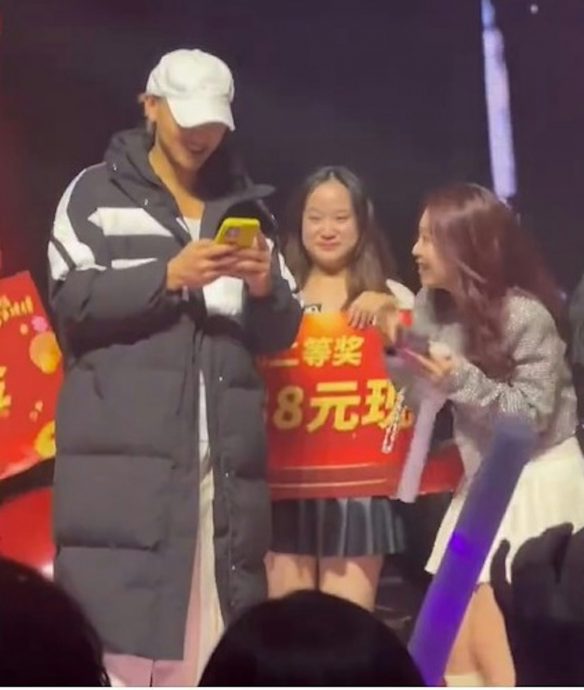 现身公司年会加码现金奖 黄子韬霸气现场转帐