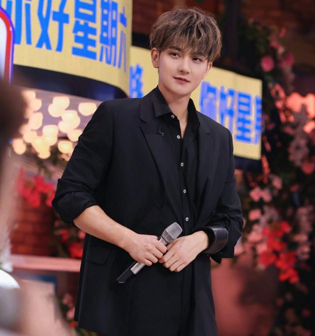 现身公司年会加码现金奖 黄子韬霸气现场转帐