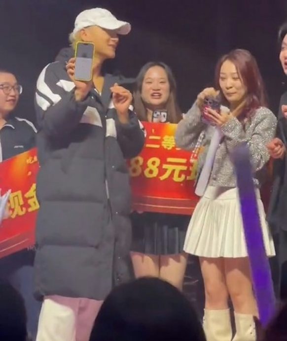 现身公司年会加码现金奖 黄子韬霸气现场转帐