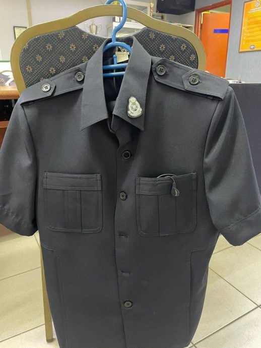 男子持有带有警方领章的制服·已被控上庭