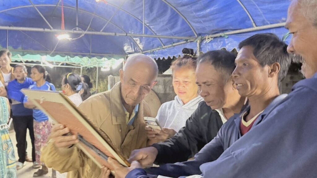 男子现身自己葬礼 亲属吓坏以为见鬼