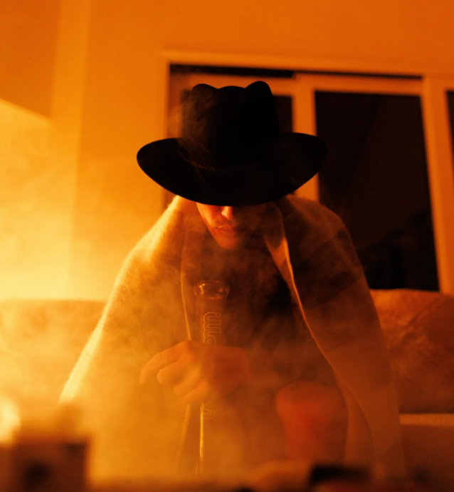 疑似家中呼麻照流出 小贾斯汀被批“荼毒小孩”