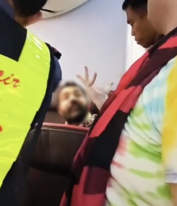 疑喝醉酒在机上闹事 男子情绪失控遭空服员上铐