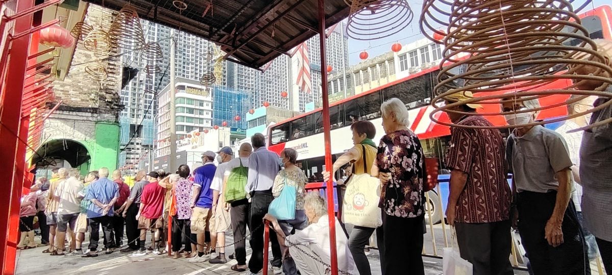 百年老庙施赠贫老 千人长龙心急领红包