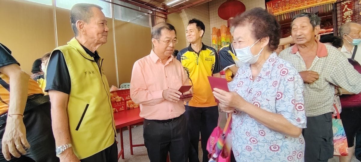 百年老庙施赠贫老 千人长龙心急领红包