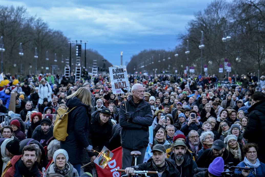 看世界    马斯克力挺另类选择党 数万人抗议德国极右派