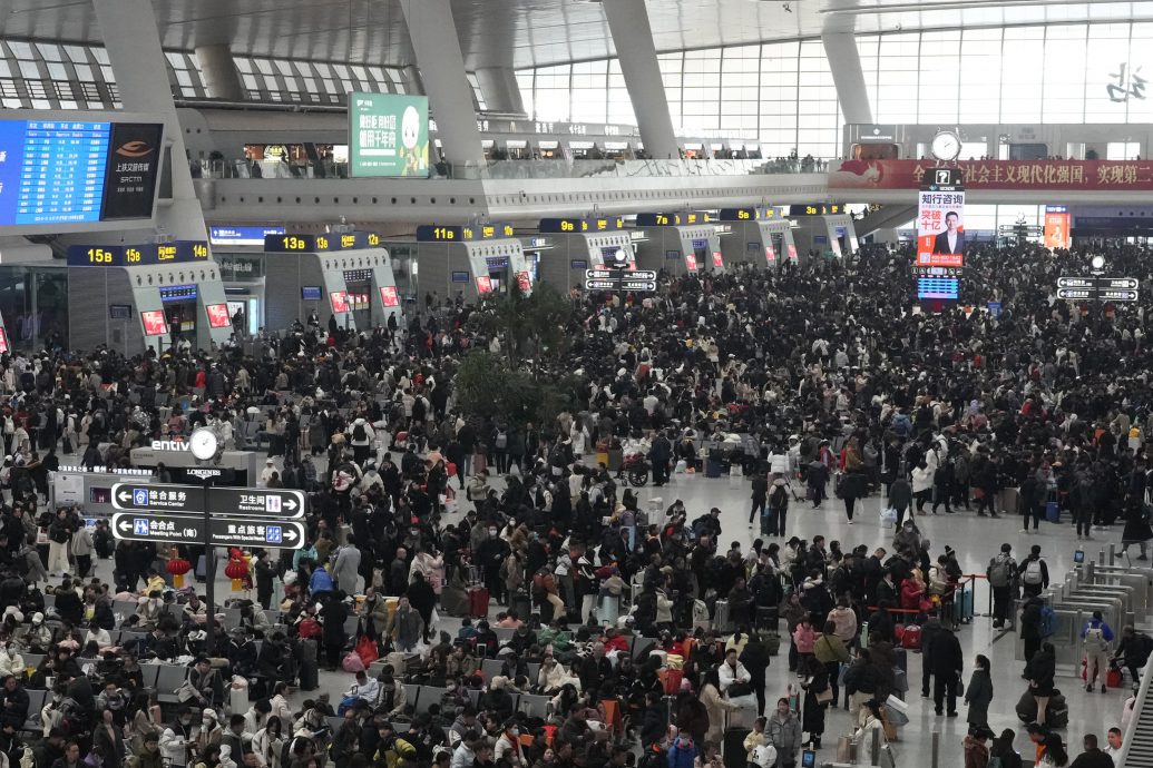 看世界两图) 春运抢首批返乡仍躲不过塞车 滞塞路上五小时