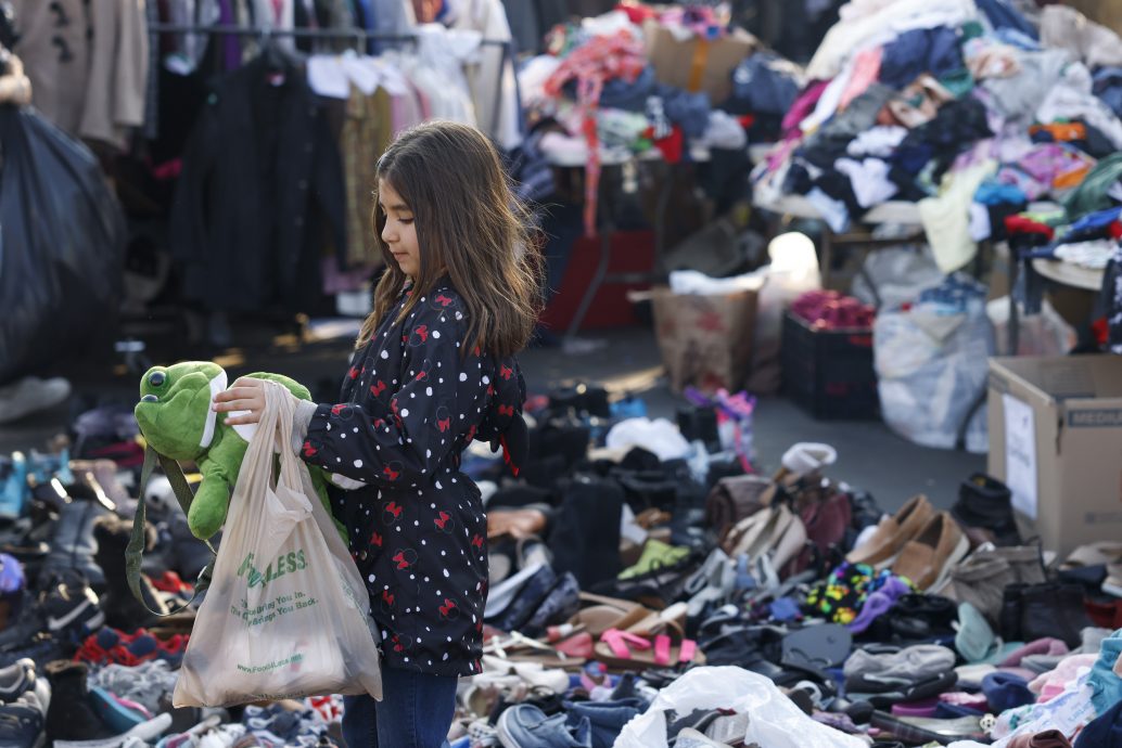 看世界/消防人员控制洛杉矶大火的努力显效