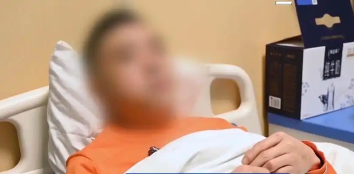 **看世界（只供网）**为驯服爱犬学“狗语”，“呜”一声脸部被撕咬