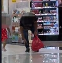 社会实验揭人性反应:看到钱,捡不捡?