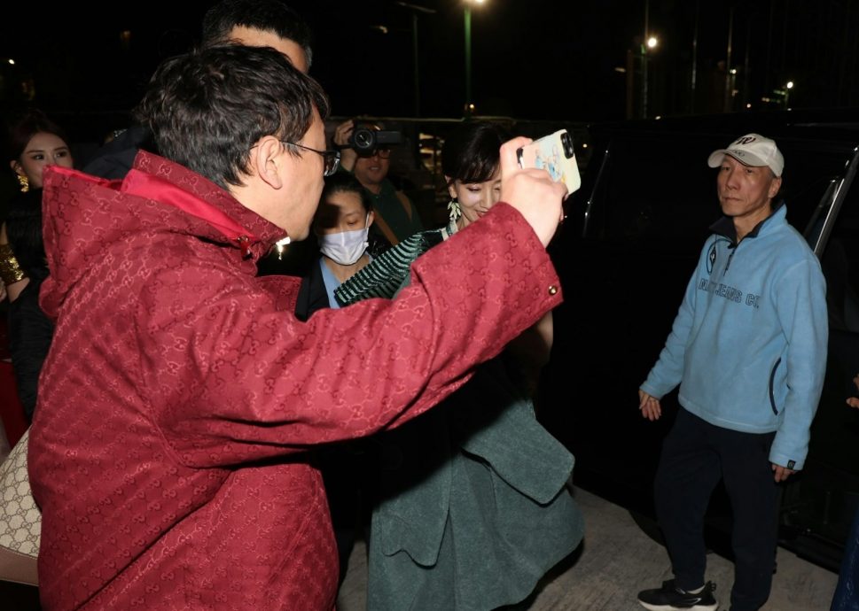 粉丝欲与赵雅芝自拍 遭保镖连人抱起抛走