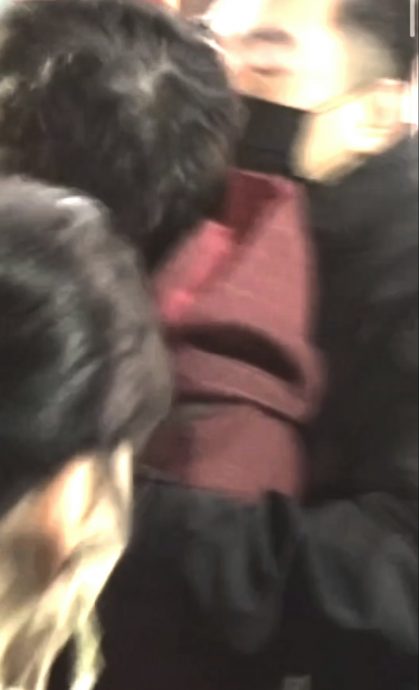 粉丝欲与赵雅芝自拍 遭保镖连人抱起抛走