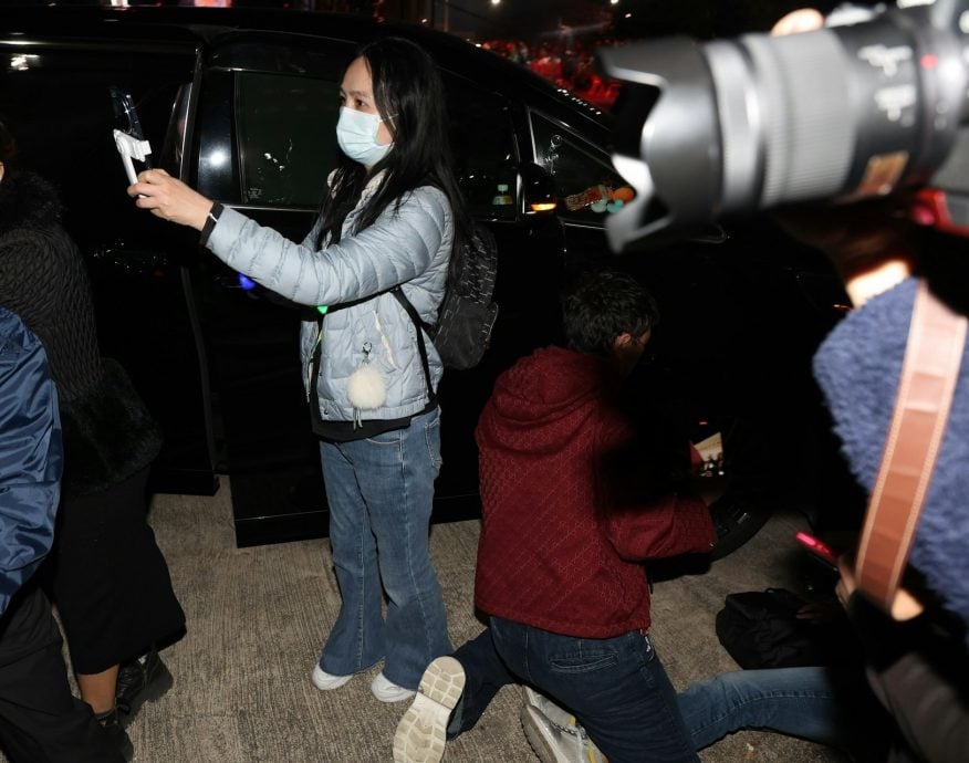 粉丝欲与赵雅芝自拍 遭保镖连人抱起抛走