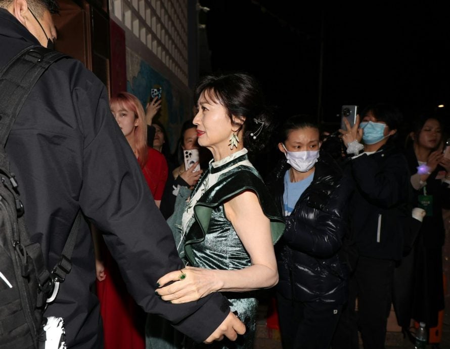 粉丝欲与赵雅芝自拍 遭保镖连人抱起抛走