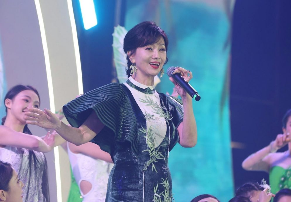 粉丝欲与赵雅芝自拍 遭保镖连人抱起抛走