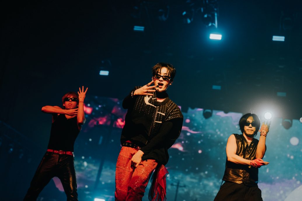 粉丝起哄D&E玩亲亲 银赫霸气回击：演出结束！