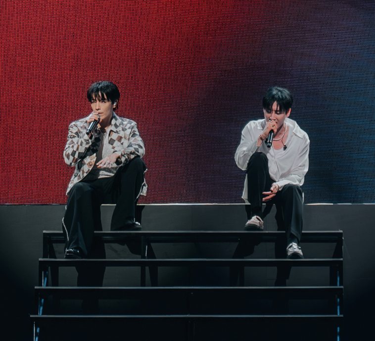 粉丝起哄D&E玩亲亲 银赫霸气回击：演出结束！