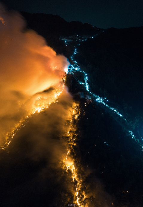 美网友吁借镜重庆山火 万众一心“人龙抗火龙”